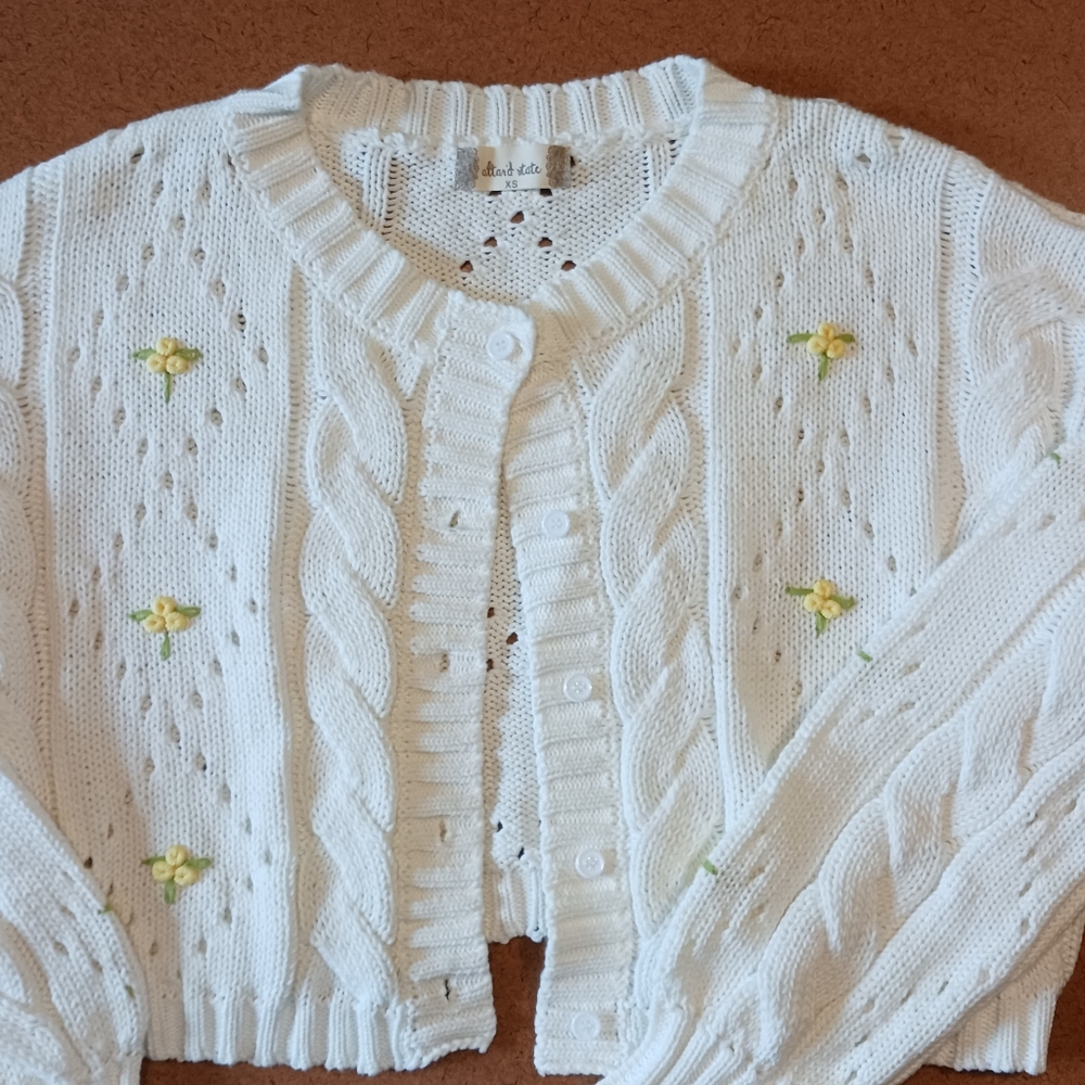 Altar't State  NWT Cropped Sweater  Sixe X Small,  White with yellow flowers